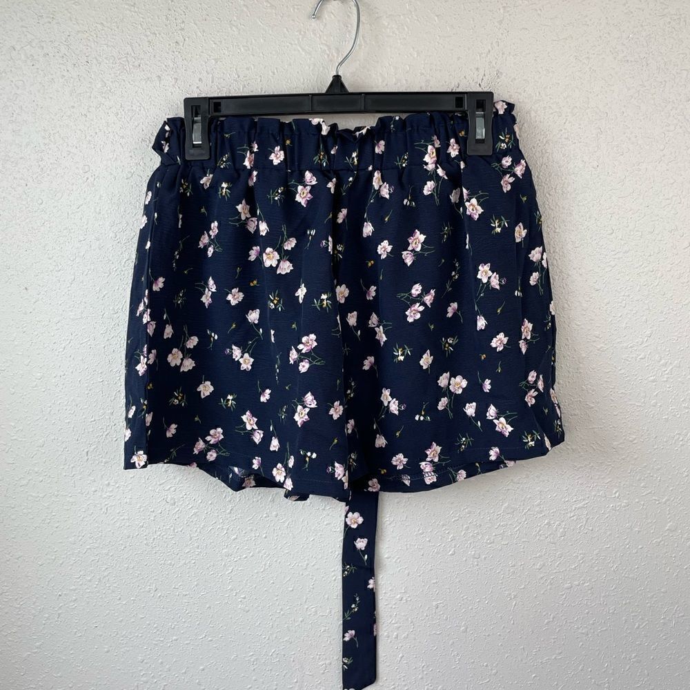 Romwe Navy Blue Floral Shorts Size L EUC